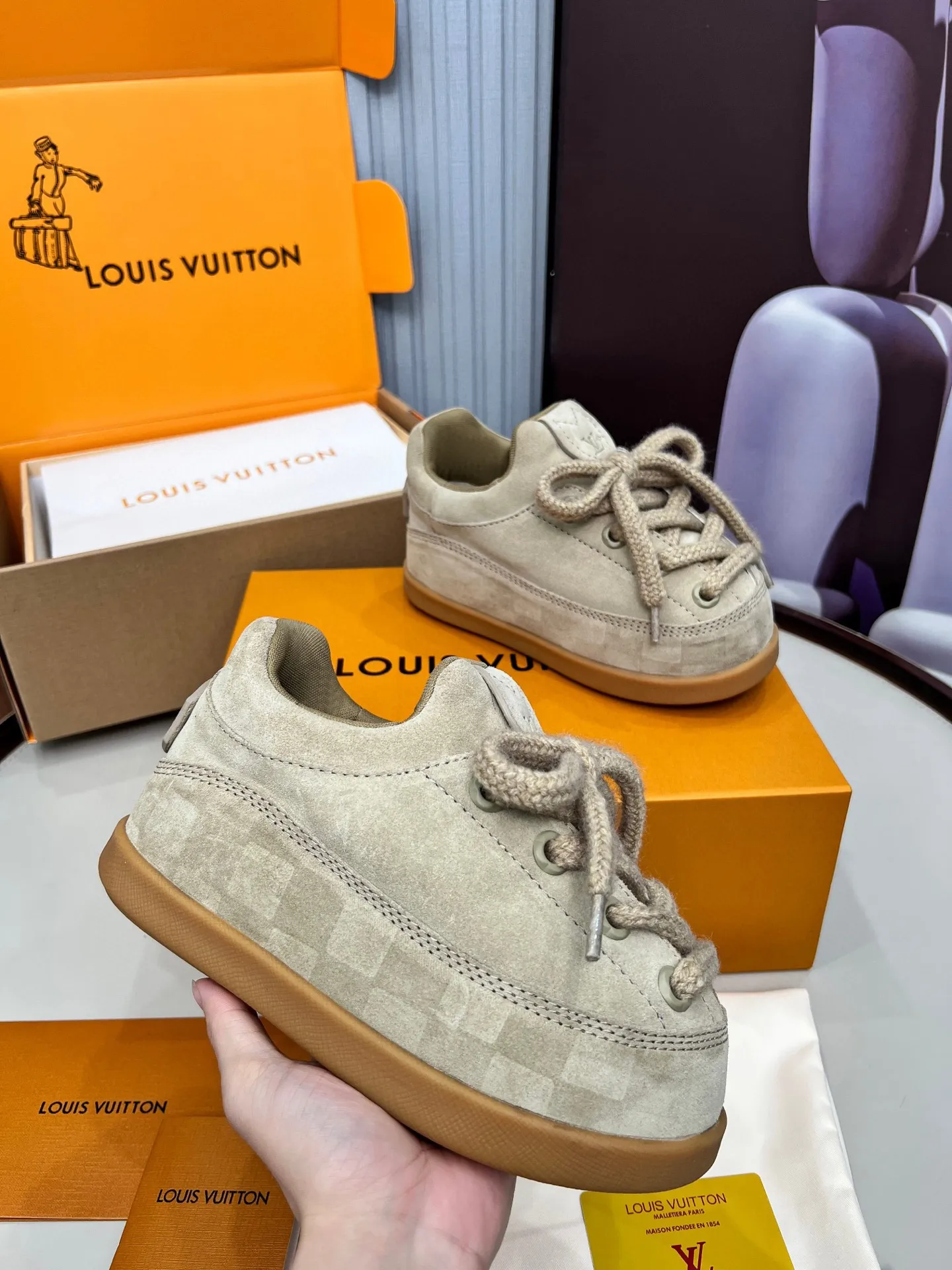 P660. Couple style 🔥 New model on the shelves 🔥 Louis Vuitton 25ss, LV co-branded nigo YETI Jigglypuff is ugly and cute, many Internet celebrities have put it on the show, a classic and versatile item. Fabric: imported cow suede. Lining: High-grade elastic mesh, original molded outsole. Size: women's clothing, 35-41 (customized for women's 41), men's clothing 39-46 (customized for 45-46)